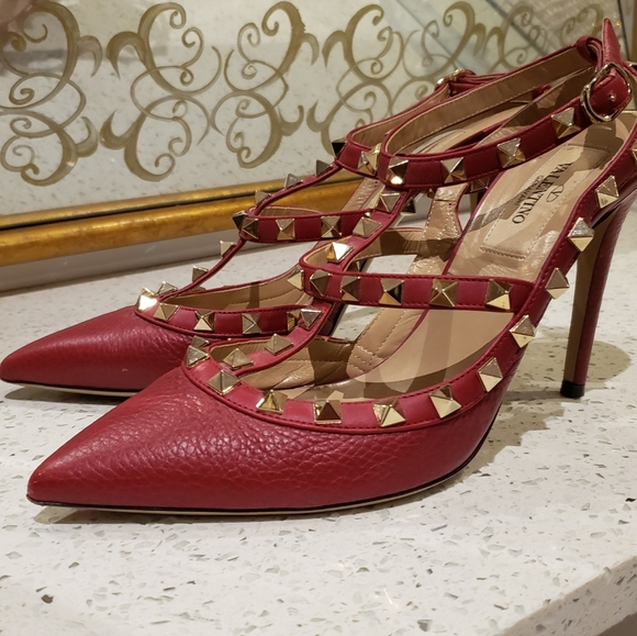 ****SOLD*****100% Authentic Valentino Rockstud Pumps Red - Picture 5 of 11